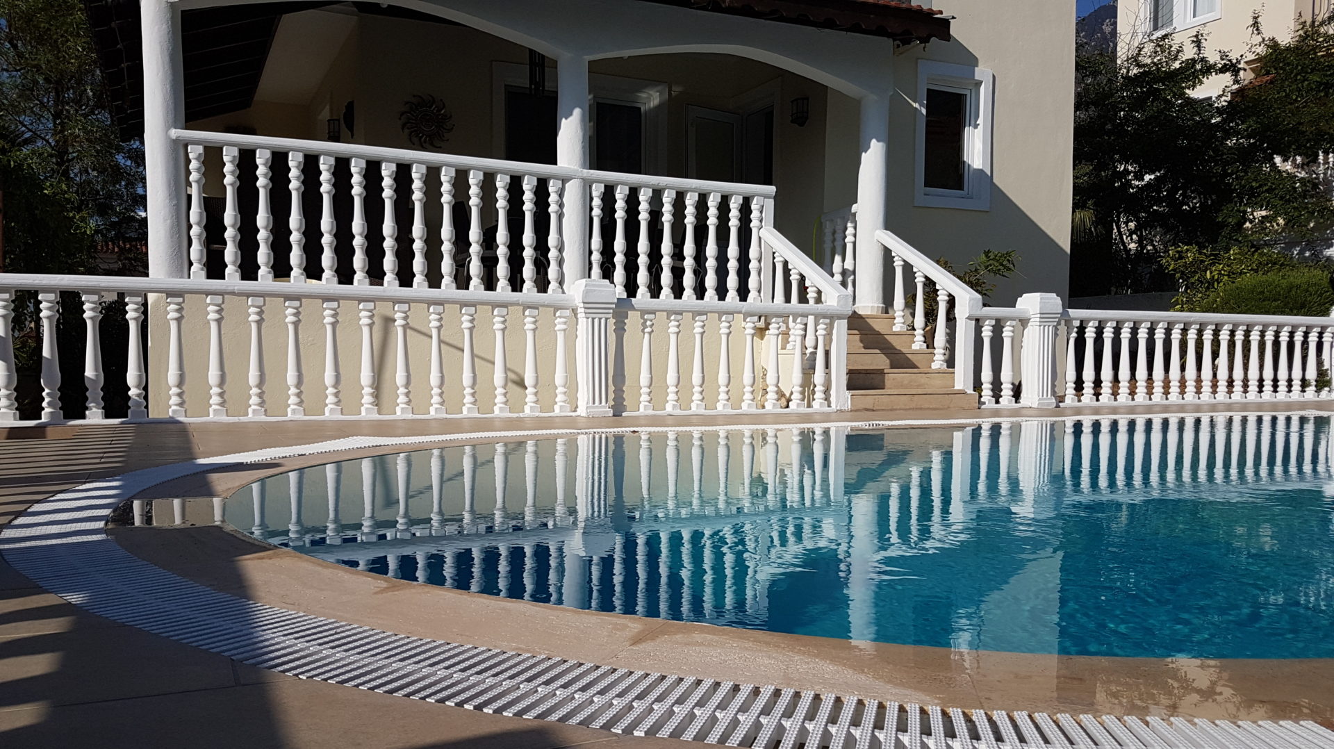 PRIVATE LUXURY    5 BEDROOM VILLA